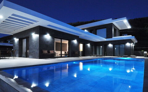 Villa Sareva: Ciel, Propriété, Bâtiment, Lumière, Piscine, Fenêtre, L'Eau, Ombre, Immobilier, Maison