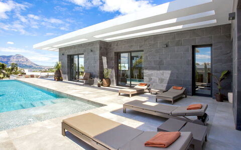 Villa Sareva: Nuage, Ciel, Propriété, L'Eau, Bâtiment, Ombre, Piscine, Fenêtre, Table, Mobilier De Jardin