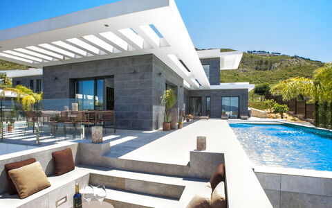 Villa Sareva: Ciel, L'Eau, Propriété, Bâtiment, Ombre, Plante, Mobilier De Jardin, Piscine, Architecture, Design Intérieur