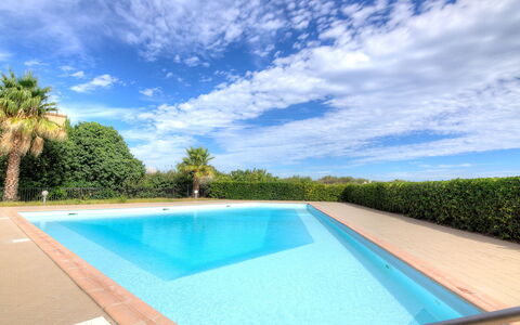 Catalona: Nuage, L'Eau, Ciel, Propriété, Plante, Piscine, Bleu Azur, Arbre, Rectangle, Plan D'Eau