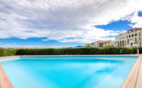 Catalona: Nuage, L'Eau, Ciel, Plante, Bâtiment, Propriété, Bleu, Piscine, Bleu Azur, Fenêtre