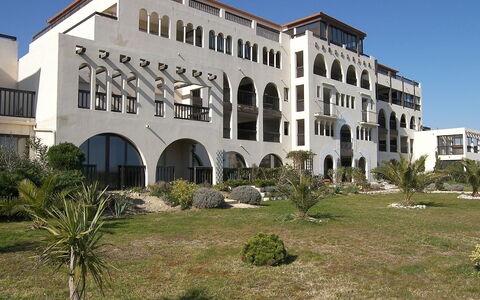 Catalona: Plante, Ciel, Bâtiment, Propriété, Fenêtre, Lot Terre, Zone Résidentielle, Immobilier, Façade, Design Urbain