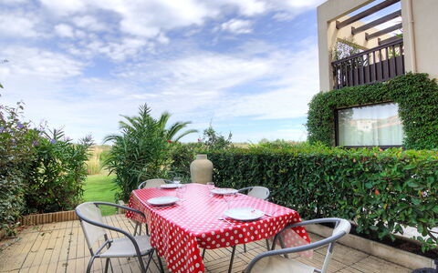 Catalona: Nuage, Plante, Table, Ciel, Meubles, Propriété, Chaise, Botanique, Mobilier De Jardin, Tableau De Plein Air