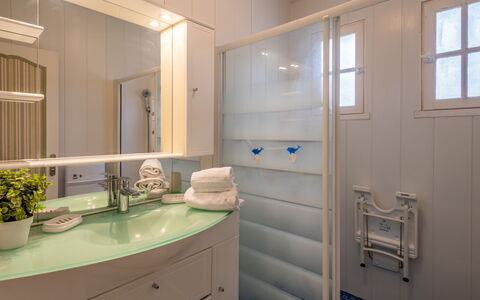 Le Moulin: Cabinetry, Propriété, Plante, Armoire De Toilette, Pot De Fleur, Miroir, Robinet, Évier, Luminaire Plomberie, Tiroir