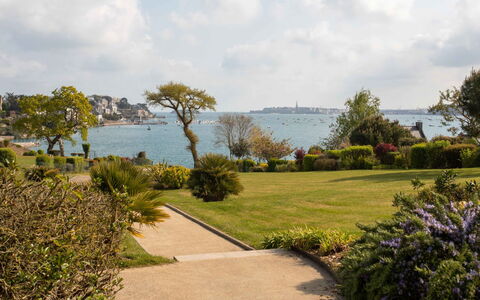 Le Parc du Prieuré: Nuage, Plante, Ciel, Communauté Des Plantes, L'Eau, Arbre, Paysage Naturel, Fleur, Lot Terre, Herbe