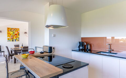 La Ganivelle: Table, Propriété, Meubles, Cabinetry, Comptoir, Chaise, Bois, Éclairage, Design Intérieur, Évier