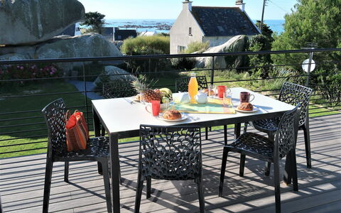 La Ganivelle: Table, Propriété, Meubles, Ciel, Tableau De Plein Air, Chaise, Mobilier De Jardin, Arbre, Architecture, Table Cuisine Et Salle A Manger