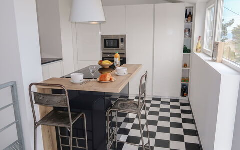 La Ganivelle: Cabinetry, Meubles, Comptoir, Table, Cuisinière, Cuisine, Bois, Design Intérieur, Sol, Appareil De Cuisine