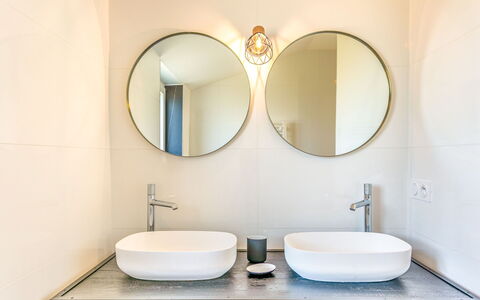 La Ganivelle: Miroir, Lavabo, Évier, Robinet, Luminaire Plomberie, Propriété, Salle De Bains, Design Intérieur, Rectangle, Ligne