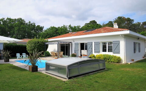Villa Camélia: Ciel, Nuage, Plante, Fenêtre, Bâtiment, Arbre, Ombre, Porte, Fleur, Lot Terre