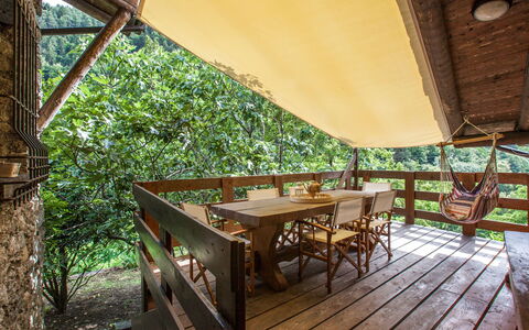 Al Fopp: Table, Meubles, Plante, Ombre, Bois, Mobilier De Jardin, Éclairage, Tableau De Plein Air, Chaise, Bâtiment