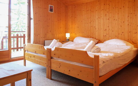 Joseva: Meubles, Propriété, Bâtiment, Confort, Cadre De Lit, Fenêtre, Bois, Lit, Design Intérieur, Sol