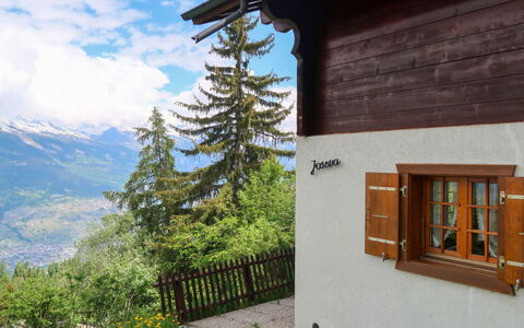 Joseva: Plante, Nuage, Ciel, Propriété, Bâtiment, Fenêtre, Feuille, Montagne, Bois, Lot Terre