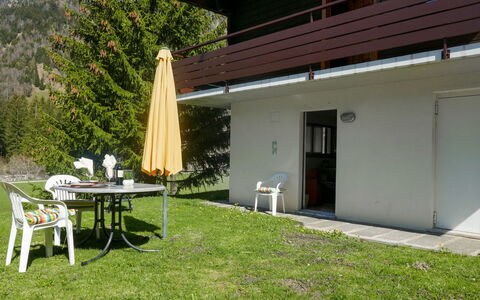 Cà Bias: Plante, Bâtiment, Propriété, Table, Fenêtre, Ombre, Maison, Arbre, Chaise, Lot Terre