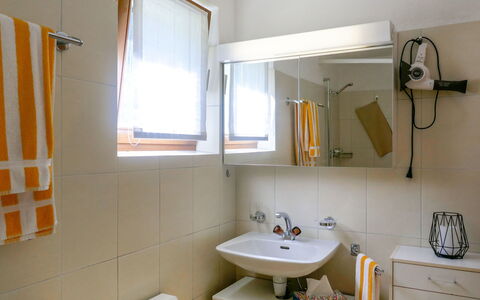 Cà Bias: Miroir, Robinet, Évier, Luminaire Plomberie, Lavabo, Propriété, Armoire De Toilette, Fenêtre, Salle De Bains