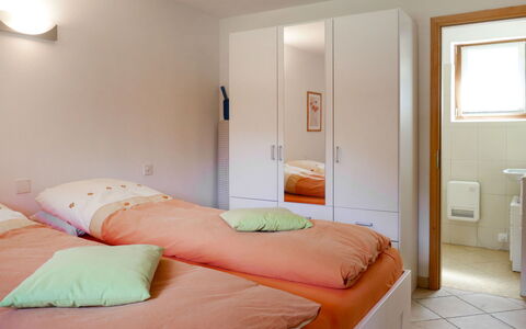 Cà Bias: Meubles, Confort, Bâtiment, Bleu Azur, Textile, Bois, Porte, Orange, Cadre De Lit, Lit