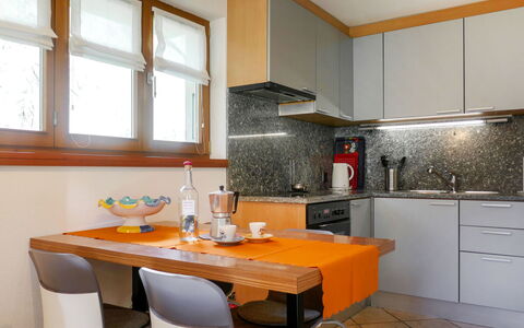 Cà Bias: Meubles, Cabinetry, Propriété, Comptoir, Bâtiment, Fenêtre, Table, Cuisine, Chaise, Bois