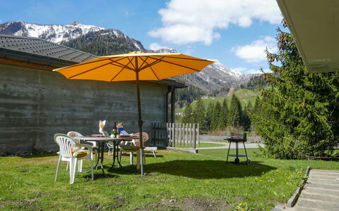 Cà Bias: Ciel, Plante, Montagne, Table, Nuage, Propriété, Meubles, La Nature, Ombre, Mobilier De Jardin