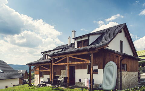 Lipno Nad Vltavou 88: Nuage, Ciel, Plante, Bâtiment, Fenêtre, Lot Terre, Bois, Chalet, Zone Résidentielle, Zone Rurale