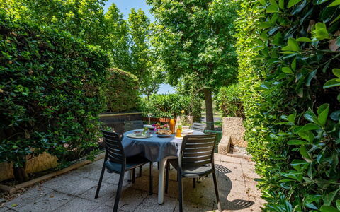 Le Lagon: Plante, Meubles, Communauté Des Plantes, Table, Chaise, Botanique, Paysage Naturel, Mobilier De Jardin, Ombre, Arbre