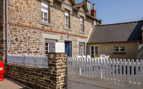 La Grève: Bâtiment, Fenêtre, Porte, Ciel, Roue, Plante, Maison, Clôture, Palissade, Bois