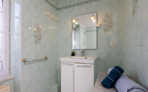 La Grève: Sol, Sol, Luminaire Plomberie, Design Intérieur, Tuile, Salle De Bains, Plomberie, Robinet, Plafond, Pièce