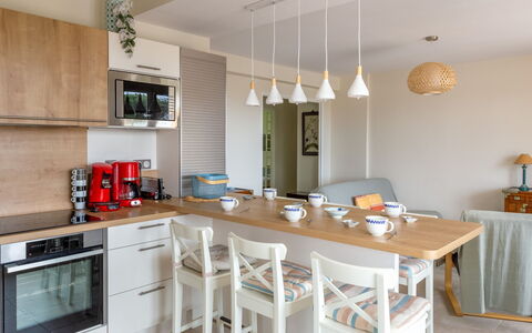 Les Palmiers: Meubles, Propriété, Table, Cabinetry, Bois, Comptoir, Éclairage, Design Intérieur, Sol, Sol