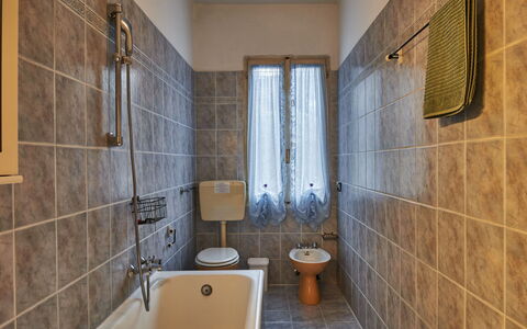 Porlezza 84: Luminaire Plomberie, Baignoire, Propriété, Robinet, Salle De Bains, Bâtiment, Bois, Design Intérieur, Violet