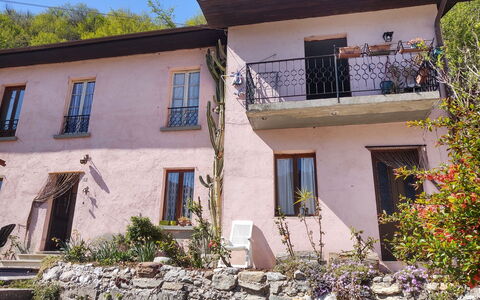 Porlezza 84: Bâtiment, Plante, Propriété, Fenêtre, Ciel, Jaune, Bois, Chalet, Maison