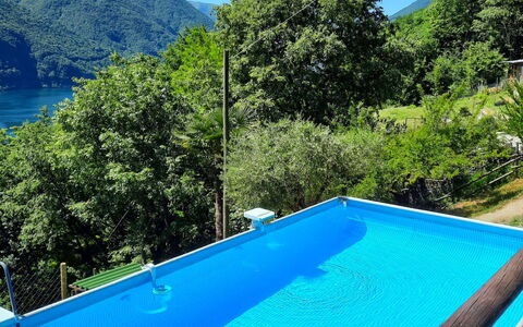 Porlezza 84: L'Eau, Ciel, Ressources En Eau, Propriété, Piscine, Bleu, Bleu Azur, Ombre, Paysage Naturel, Rectangle