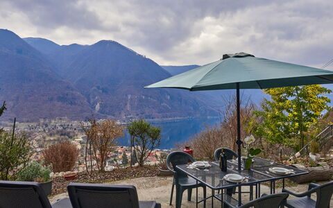 Porlezza 84: Ciel, Nuage, Table, Propriété, Meubles, Parapluie, Plante, L'Eau, Montagne, Ombre