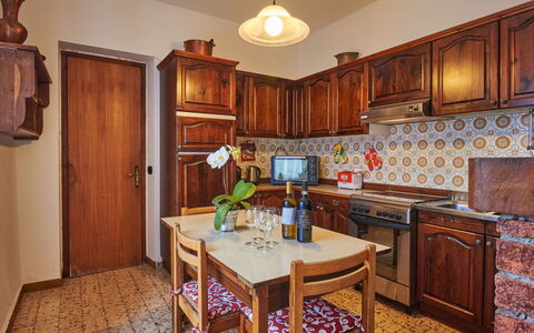 Porlezza 84: Cabinetry, Meubles, Propriété, Comptoir, Table, Chaise, Bois, Tiroir, Design Intérieur, Cuisine