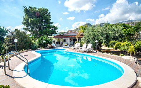 La Vela: Nuage, L'Eau, Ciel, Propriété, Piscine, Plante, La Nature, Bleu Azur, Arbre, Ombre