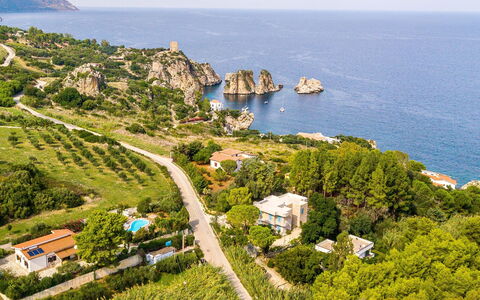 La Vela: L'Eau, Ciel, Ressources En Eau, Bâtiment, Plante, Paysage Naturel, Bleu Azur, Arbre, Végétation, Terrain
