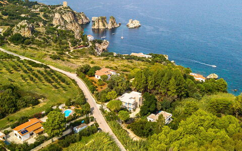 La Vela: L'Eau, Ressources En Eau, Plante, Bâtiment, Paysage Naturel, Bleu Azur, Arbre, Végétation, Montagne, Cotiers Et Relief Océaniques