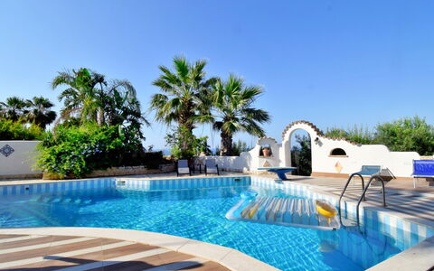 Le Palme: L'Eau, Ciel, Propriété, Piscine, Bleu Azur, Plante, Arbre, Ombre, Mobilier De Jardin, Loisir