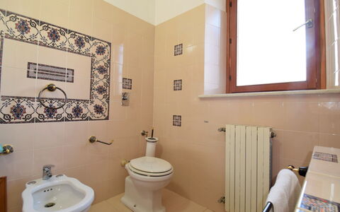 Le Palme: Luminaire Plomberie, Propriété, Siège De Toilette, Fenêtre, Toilette, Lavabo, Salle De Bains, Violet, Design Intérieur, Bois