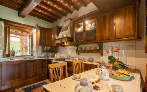 Valdambra Villa: Meubles, Design Intérieur, Cabinetry, Cuisine, Bois, Sol, Comptoir, Plafond, Éclairage, Pièce