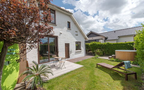 Hutje Bij de Zee: Plante, Nuage, Bâtiment, Ciel, Propriété, Fenêtre, Maison, Lot Terre, Végétation, Chalet