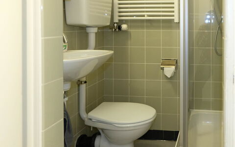 Luna: Siège De Toilette, Salle De Bains, Toilette, Luminaire Plomberie, Lavabo, Évier, Robinet, Plomberie, Design Intérieur, Sol