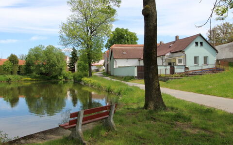 Plavsko: L'Eau, Ciel, Nuage, Plante, Bâtiment, Fenêtre, Extérieur Banc, Vert, Arbre, Paysage Naturel