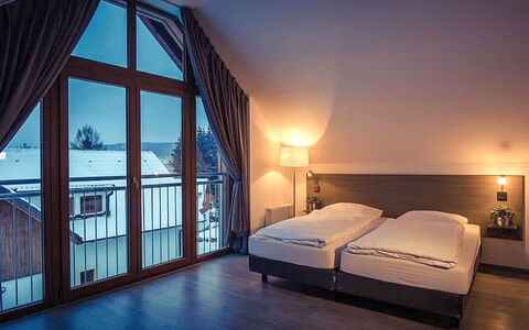 Lipno Nad Vltavou 85: Bâtiment, Meubles, Propriété, Confort, Bleu Azur, Bois, Design Intérieur, Lampe, Cadre De Lit, Ombre