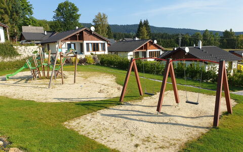 Lipno Nad Vltavou 87: Plante, Ciel, Propriété, Arbre, Ombre, Lot Terre, Maison, Nuage, Loisir, Bâtiment
