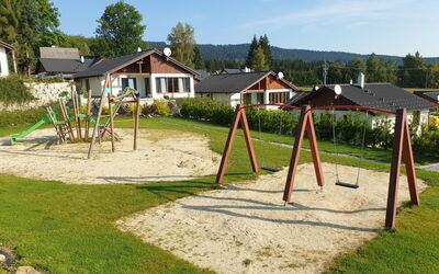 Lipno Nad Vltavou 87: Plante, Ciel, Propriété, Arbre, Ombre, Lot Terre, Maison, Nuage, Loisir, Bâtiment
