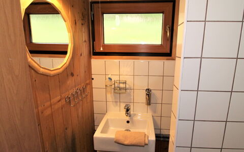 Kyjov U Krásné Lípy: Marron, Miroir, Évier, Robinet, Propriété, Lavabo, Luminaire Plomberie, Fenêtre, Violet, Salle De Bains