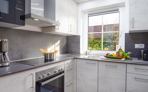 Deichblick: Cabinetry, Propriété, Bâtiment, Comptoir, Robinet, Evier, Fenêtre, Cuisinière, Cuisine, Design Intérieur