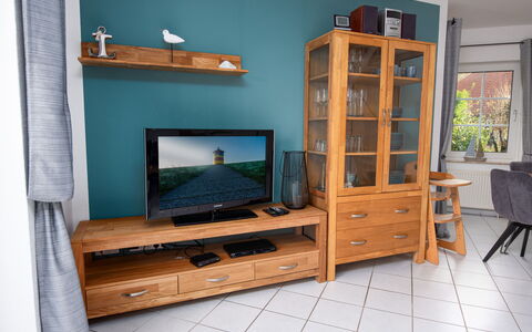 Deichblick: Cabinetry, Meubles, Bâtiment, Étagère, Télévision, Bois, Rayonnage, Design Intérieur, Maison, Fenêtre