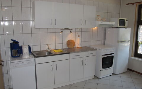 Siglinde: Meubles, Bâtiment, Table, Plante, Chaise, Plante D'Appartement, Ombre, Orange, Design Intérieur, Sol