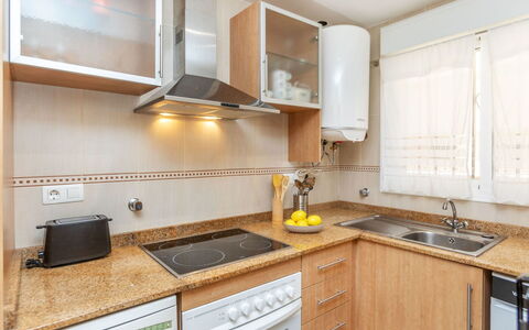 Cala Blanca i: Cuisine, Appareil De Cuisine, Comptoir, Principaux Appliance, Cabinetry, Evier, Bois, Cuisinière, Design Intérieur, Évier
