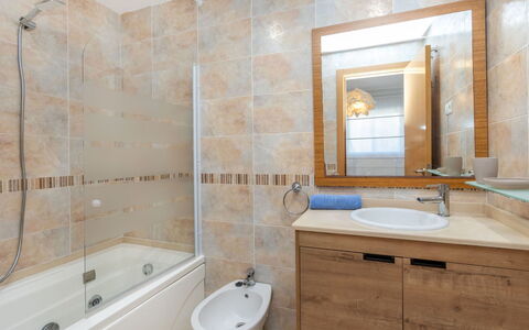 Cala Blanca i: Salle De Bains, Luminaire Plomberie, Sol, Design Intérieur, Évier, Sol, Lavabo, Miroir, Robinet, Baignoire
